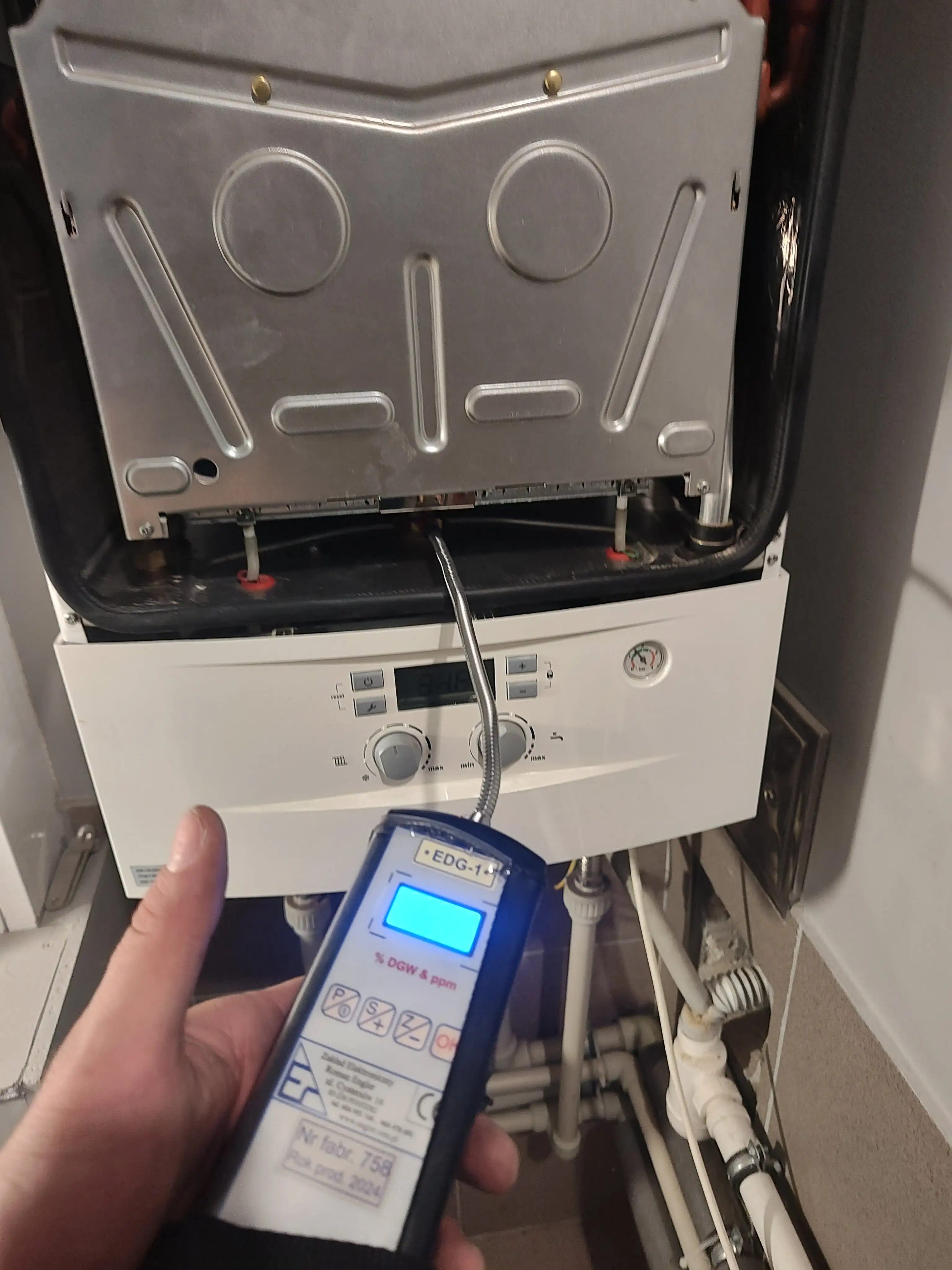 Wykrywanie wycieków gazu za pomocą detektora EDG-1. Inspekcja pieca gazowego pod kątem bezpieczeństwa.