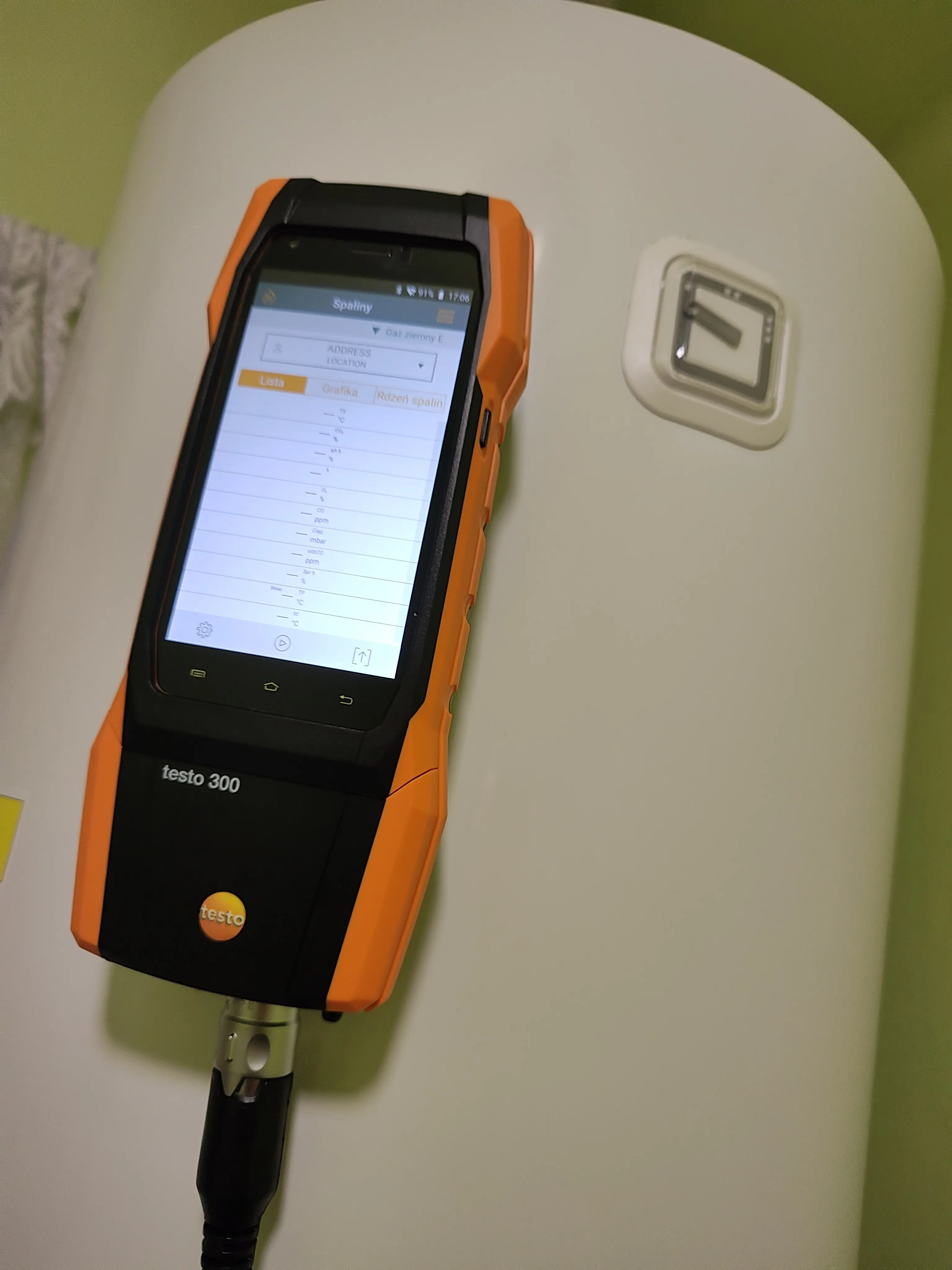 Analiza spalin przy użyciu urządzenia Testo 300. Kontrola emisji i efektywności spalania w kotle gazowym.