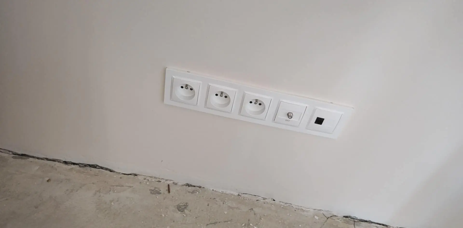 Nowoczesna instalacja elektryczna z gniazdkami i portami multimedialnymi. Estetyczny montaż w ścianie budynku mieszkalnego.